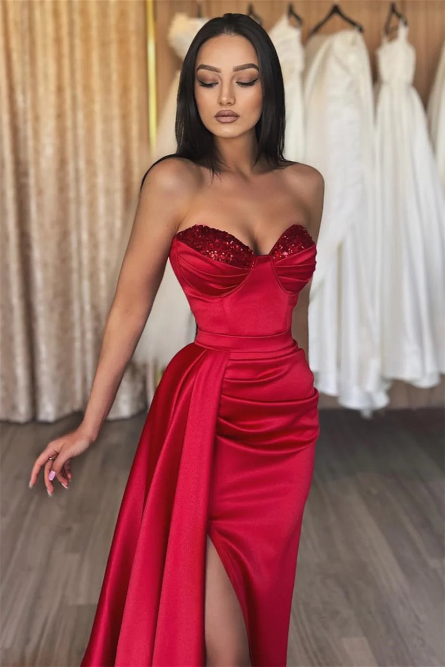 Robe de bal longue et simple rouge à paillettes et décolleté en cœur avec fente
