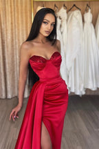 Robe de bal longue et simple rouge à paillettes et décolleté en cœur avec fente