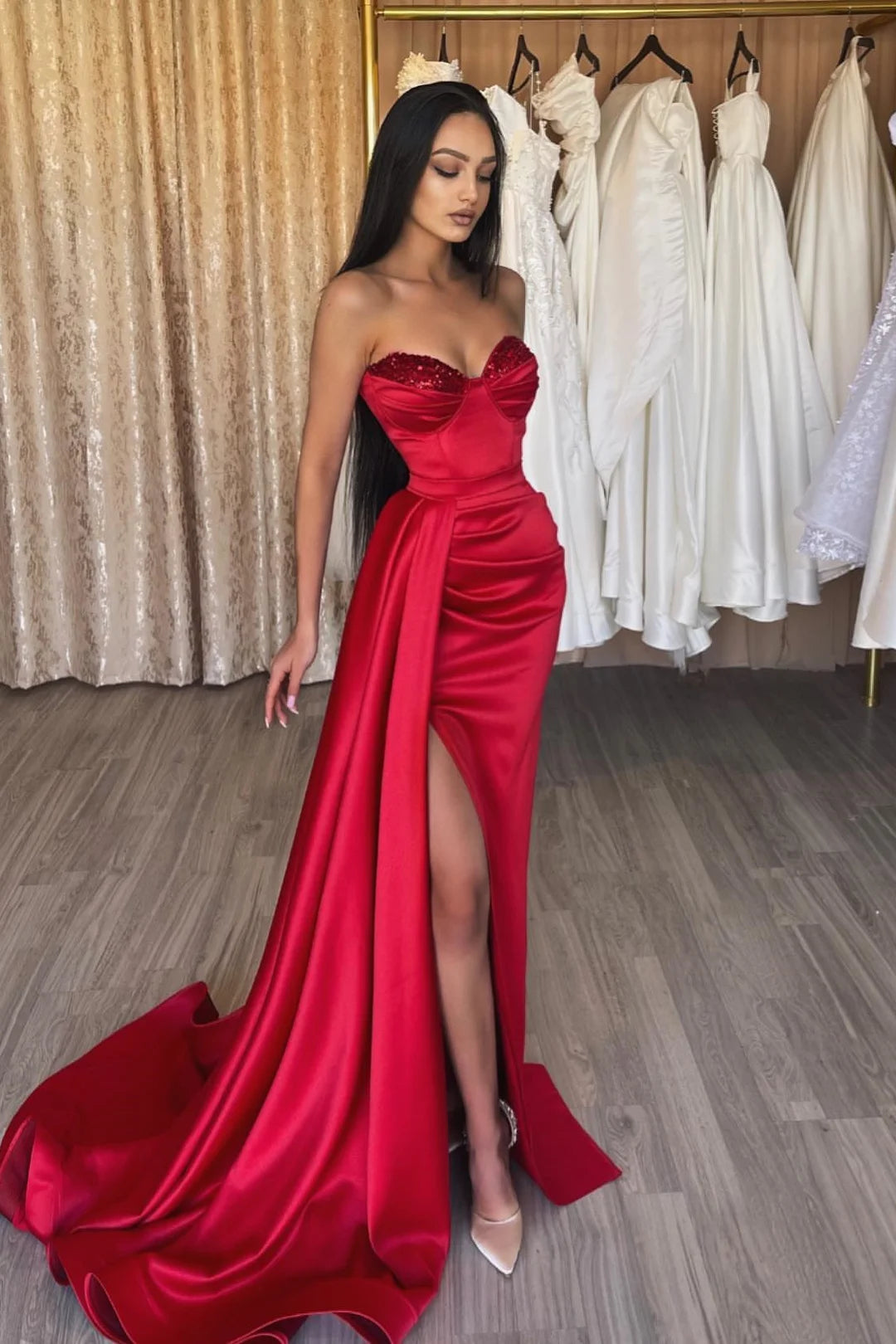 Robe de bal longue et simple rouge à paillettes et décolleté en cœur avec fente