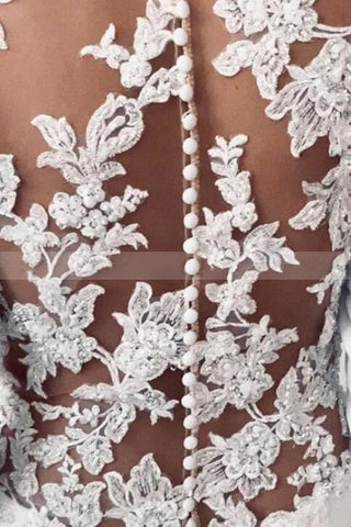 Vestido de novia sencillo, largo y ajustado, de satén, con espalda ilusión de encaje y mangas.