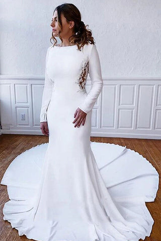 Vestido de novia sencillo, largo y ajustado, de satén, con espalda ilusión de encaje y mangas.