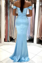 Vestido de noche largo y sencillo de color azul celeste, corte sirena, sin mangas, con hombros descubiertos y abertura.