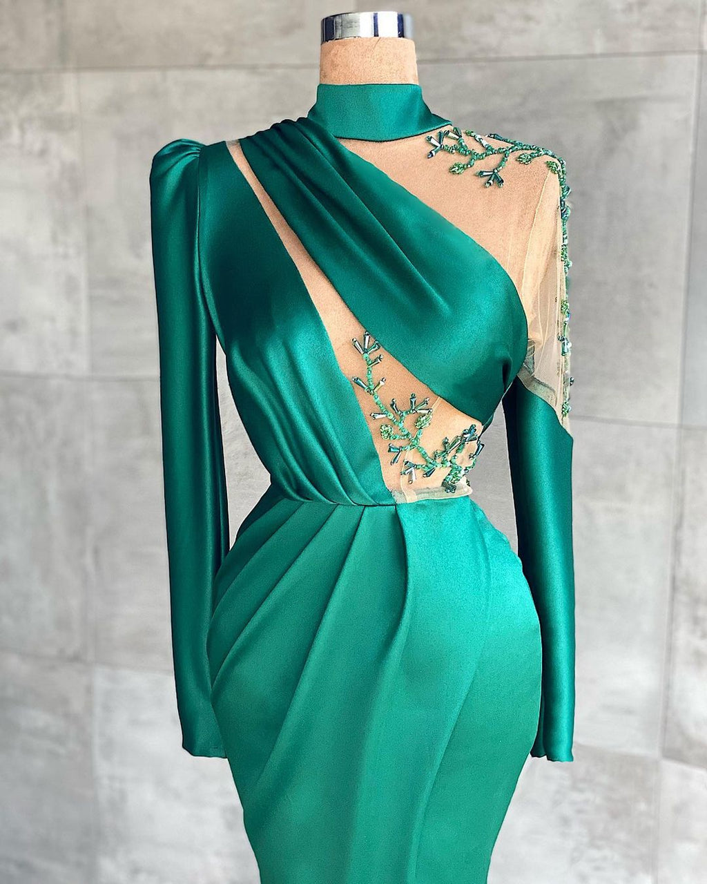 Robe de bal sirène simple à manches longues et col montant avec fente