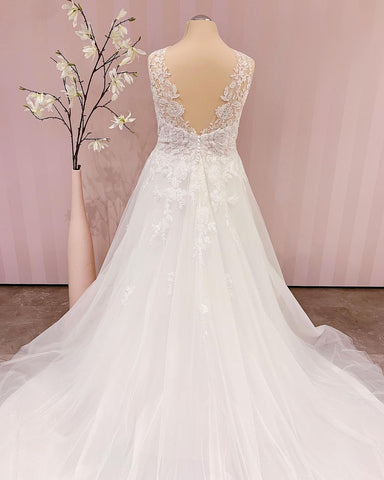 Vestido de novia sencillo, largo, con escote en V, corte en A, espalda descubierta y apliques de encaje.