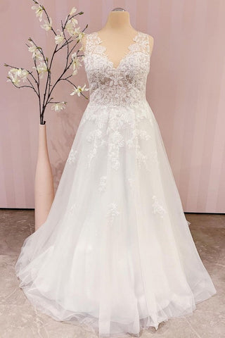 Vestido de novia sencillo, largo, con escote en V, corte en A, espalda descubierta y apliques de encaje.