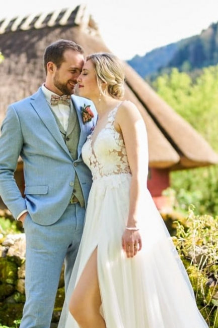 Robe de mariée blanche simple, longue, trapèze, col en V, sans manches, en tulle et dentelle, avec fente.