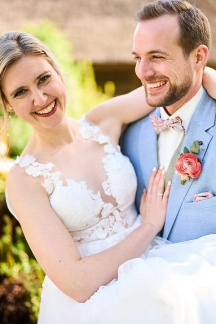 Robe de mariée blanche simple, longue, trapèze, col en V, sans manches, en tulle et dentelle, avec fente.