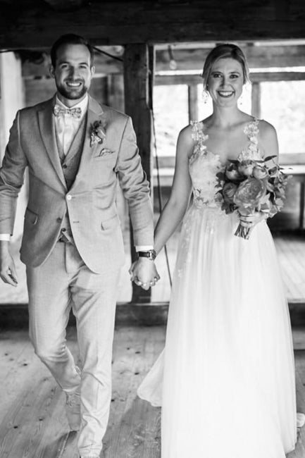 Robe de mariée blanche simple, longue, trapèze, col en V, sans manches, en tulle et dentelle, avec fente.