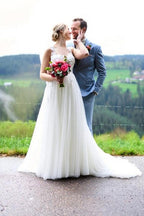 Robe de mariée blanche simple, longue, trapèze, col en V, sans manches, en tulle et dentelle, avec fente.