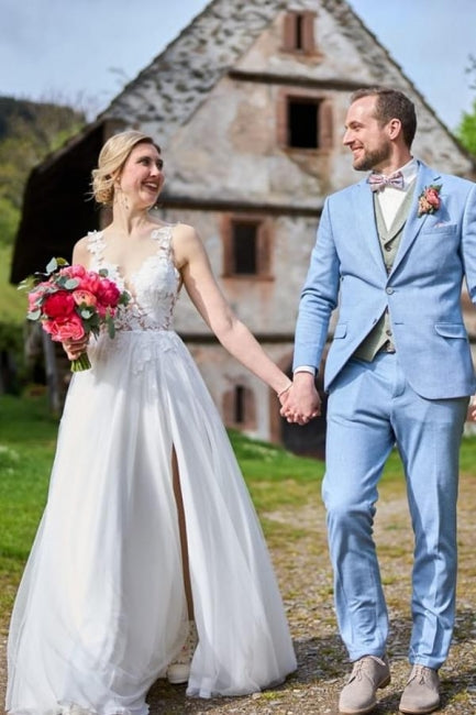 Robe de mariée blanche simple, longue, trapèze, col en V, sans manches, en tulle et dentelle, avec fente.