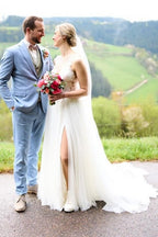 Robe de mariée blanche simple, longue, trapèze, col en V, sans manches, en tulle et dentelle, avec fente.