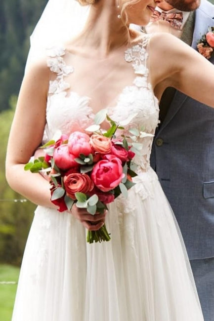 Robe de mariée blanche simple, longue, trapèze, col en V, sans manches, en tulle et dentelle, avec fente.