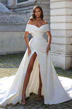 Robe de mariée blanche longue et simple, épaules dénudées, fendue sur le devant et avec traîne amovible