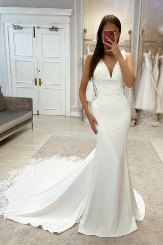 Vestido de novia sencillo de sirena, sin mangas, con escote en V y encaje.