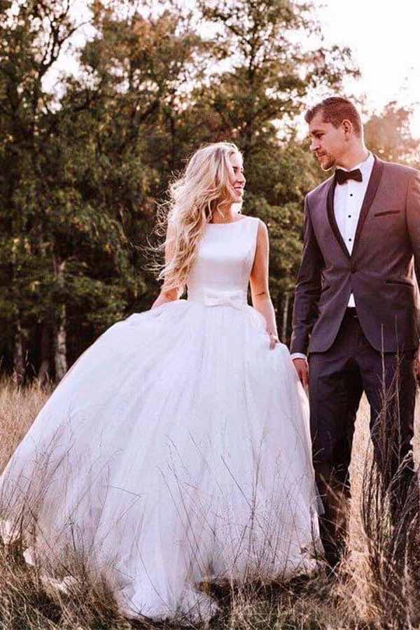 Vestido de novia sencillo y modesto de tul color marfil, con espalda descubierta WD313