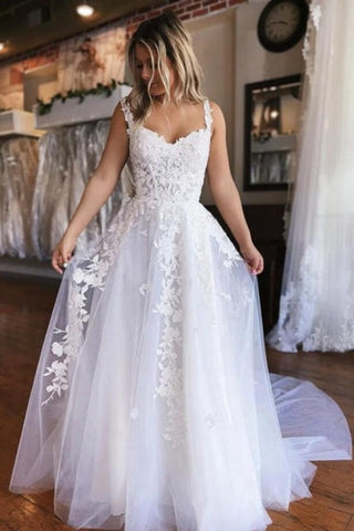 Vestido de novia sencillo, sin mangas, corte en A, con hombros descubiertos y encaje.