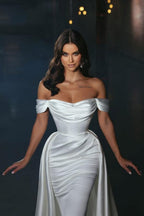 Robe de mariée simple en satin, coupe trapèze, sans manches, épaules dénudées, avec traîne amovible