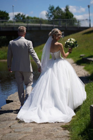 Robe de mariée longue et simple de style princesse, sans manches, avec dentelle