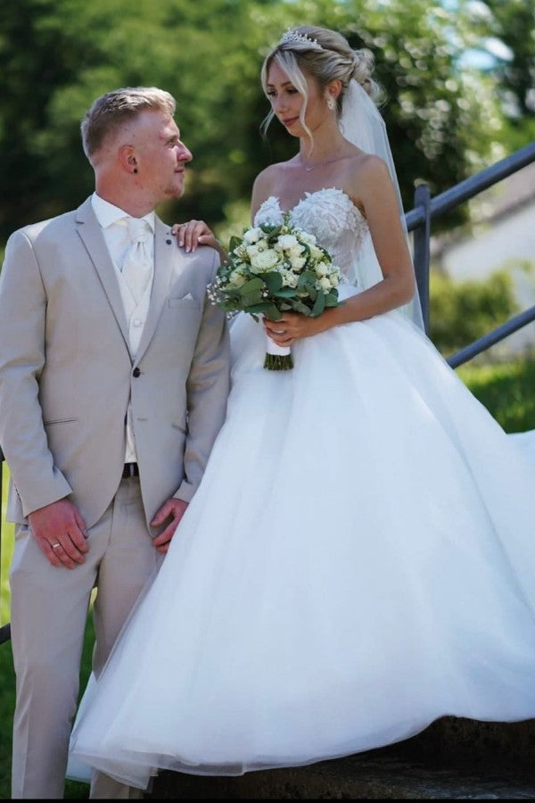 Vestidos de novia sencillos de princesa, largos, de corte princesa y sin mangas, con encaje.