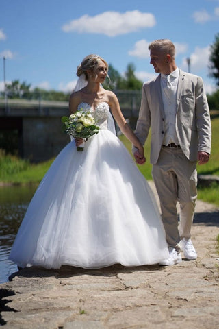 Robe de mariée longue et simple de style princesse, sans manches, avec dentelle