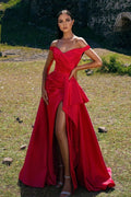 Robe de bal longue rouge simple, coupe trapèze, épaules dénudées et fente.