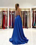 Vestido largo de fiesta sencillo, azul marino real, corte en A, escote en V, espalda descubierta y abertura.