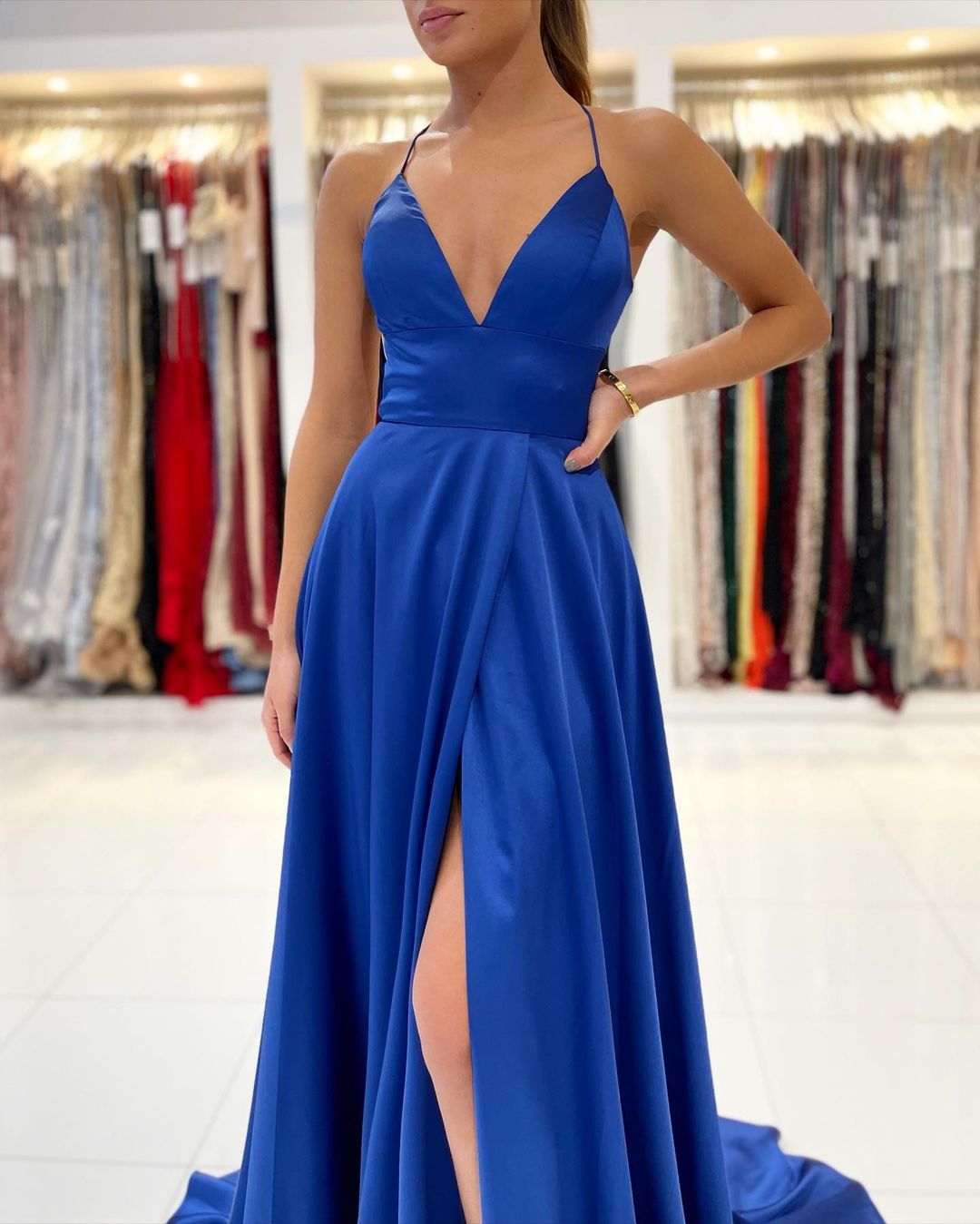 Vestido largo de fiesta sencillo, azul marino real, corte en A, escote en V, espalda descubierta y abertura.