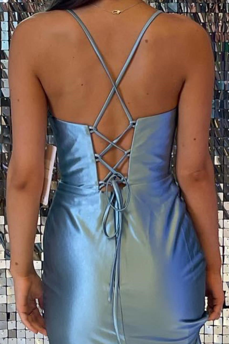 Vestido de fiesta sencillo de satén sin mangas con tirantes finos y abertura