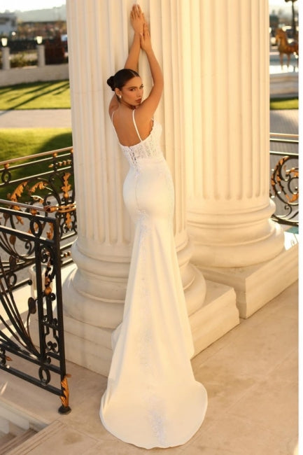 Vestido de novia de satén corte sirena, sin mangas, con tirantes finos y encaje.