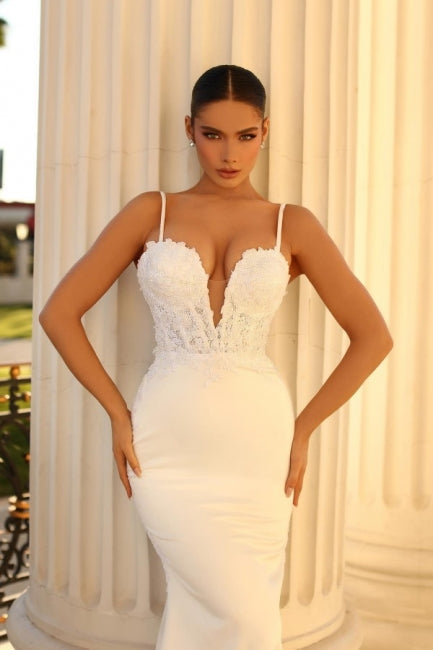 Vestido de novia de satén corte sirena, sin mangas, con tirantes finos y encaje.