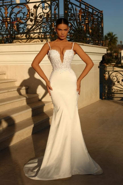 Vestido de novia de satén corte sirena, sin mangas, con tirantes finos y encaje.