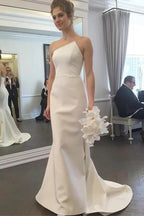 Robe de mariée élégante sirène longue ivoire, simple et sans bretelles, avec traîne balayée. 
