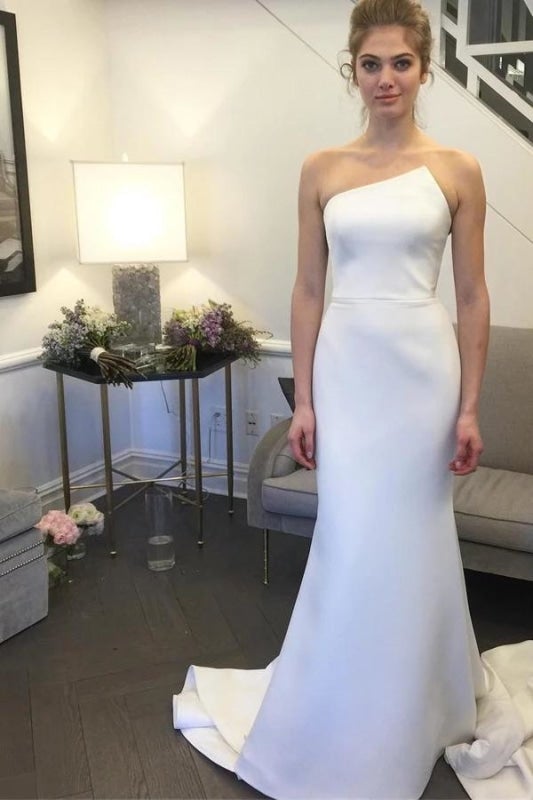 Robe de mariée élégante sirène longue ivoire, simple et sans bretelles, avec traîne balayée. 
