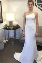 Robe de mariée élégante sirène longue ivoire, simple et sans bretelles, avec traîne balayée. 