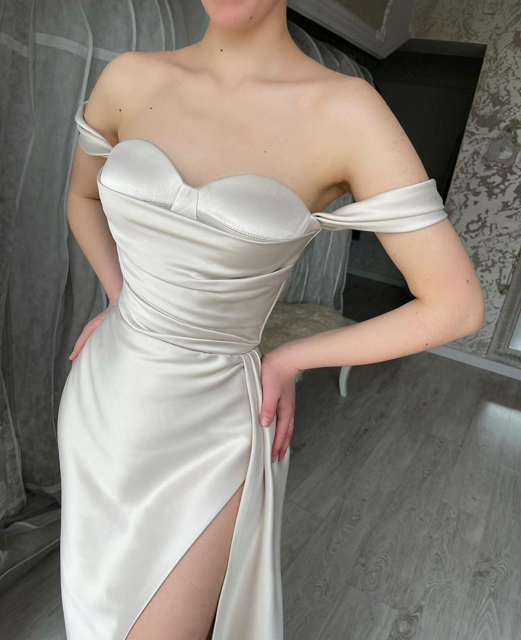 Vestido de fiesta sencillo, largo, corte en A, con escote corazón, hombros descubiertos y abertura.