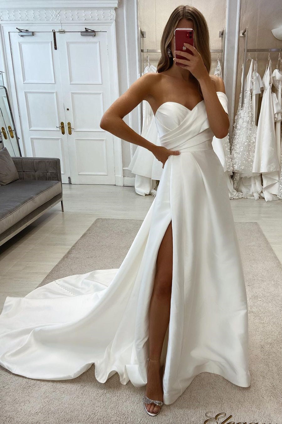 Vestido de novia sencillo de satén sin mangas con escote corazón y hombros descubiertos, con abertura.