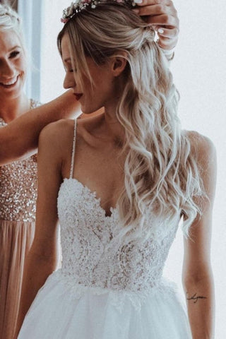 Vestidos de novia sencillos, sin mangas, corte en A, con escote corazón y encaje.