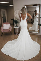 Robe de mariée sirène simple à col en V avec longue traîne, dos nu et sexy, élégante et sexy, idéale pour la plage ou un mariage. 