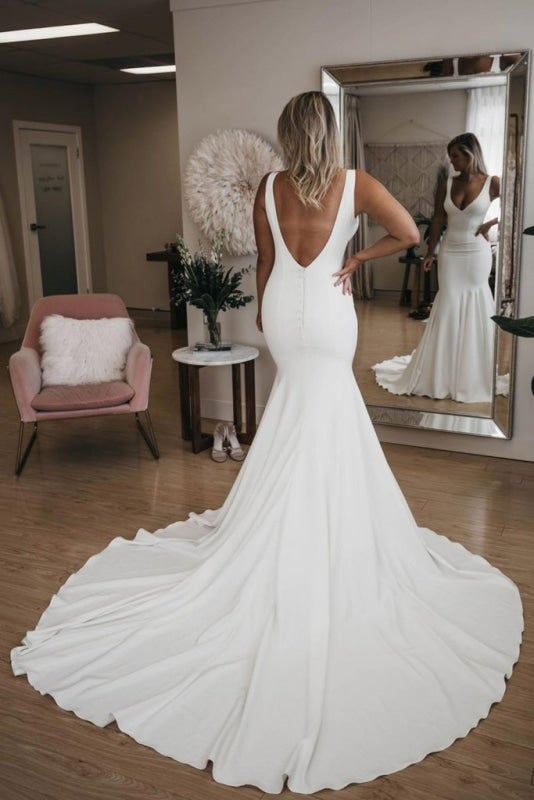 Robe de mariée sirène simple à col en V avec longue traîne, dos nu et sexy, élégante et sexy, idéale pour la plage ou un mariage. 