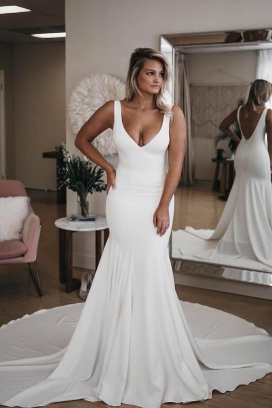 Robe de mariée sirène simple à col en V avec longue traîne, dos nu et sexy, élégante et sexy, idéale pour la plage ou un mariage. 