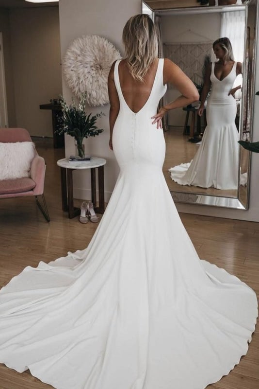 Robe de mariée sirène simple à col en V avec longue traîne, dos nu et sexy, élégante et sexy, idéale pour la plage ou un mariage. 