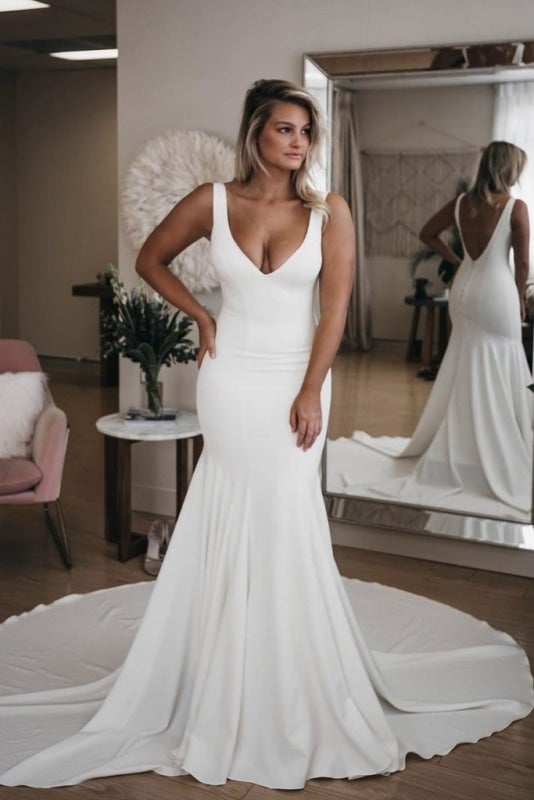 Robe de mariée sirène simple à col en V avec longue traîne, dos nu et sexy, élégante et sexy, idéale pour la plage ou un mariage. 
