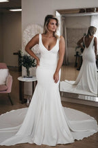 Robe de mariée sirène simple à col en V avec longue traîne, dos nu et sexy, élégante et sexy, idéale pour la plage ou un mariage. 