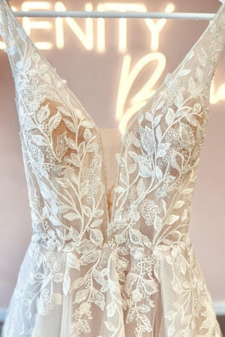 Robes de mariée simples en dentelle, col en V, sans manches et coupe trapèze