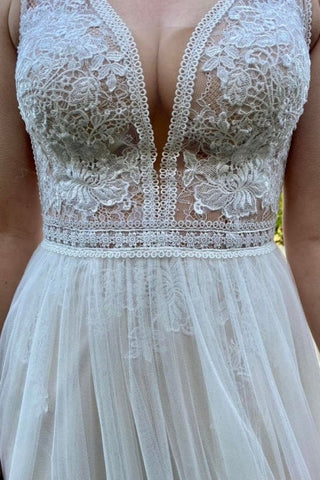 Vestidos de novia sencillos, sin mangas, de corte columna, con escote en V, de tul y hasta el suelo, con encaje. 