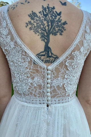 Vestidos de novia sencillos, sin mangas, de corte columna, con escote en V, de tul y hasta el suelo, con encaje. 