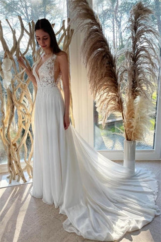 Vestidos de novia sencillos de gasa blanca, corte en A, sin espalda y con encaje.