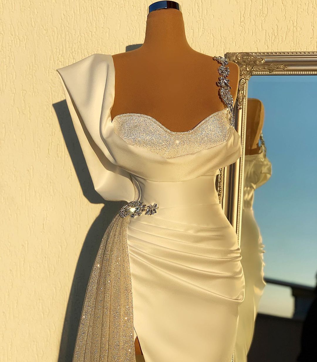 Vestido de fiesta largo de sirena blanco sencillo con tirantes finos, tul con cuentas y abertura
