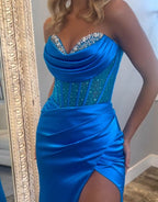 Siva | Vestido de fiesta sirena azul real sin tirantes de satén con pedrería