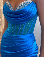 Siva | Vestido de fiesta sirena azul real sin tirantes de satén con pedrería